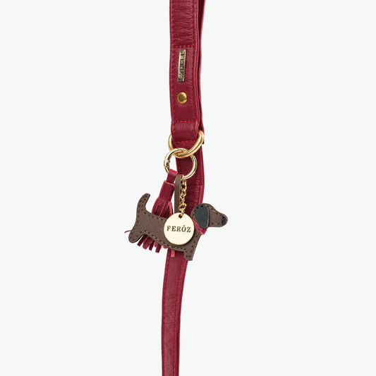 Charm salchicha con cuero rojo