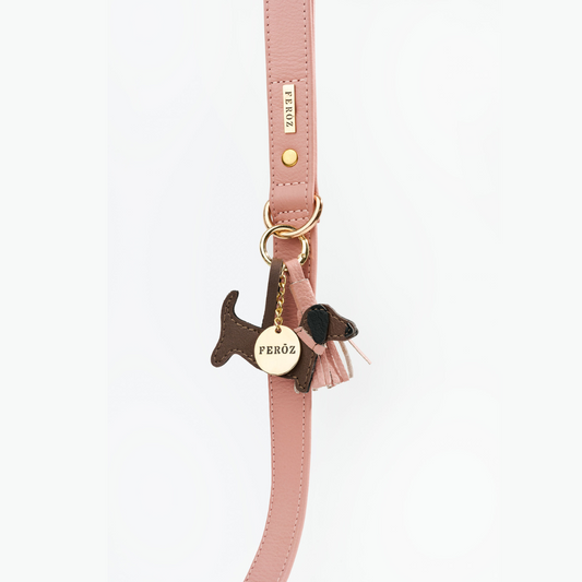 Charm salchicha con cuero rosa pálido