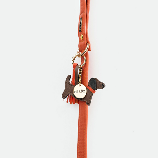 Charm salchicha con cuero naranja